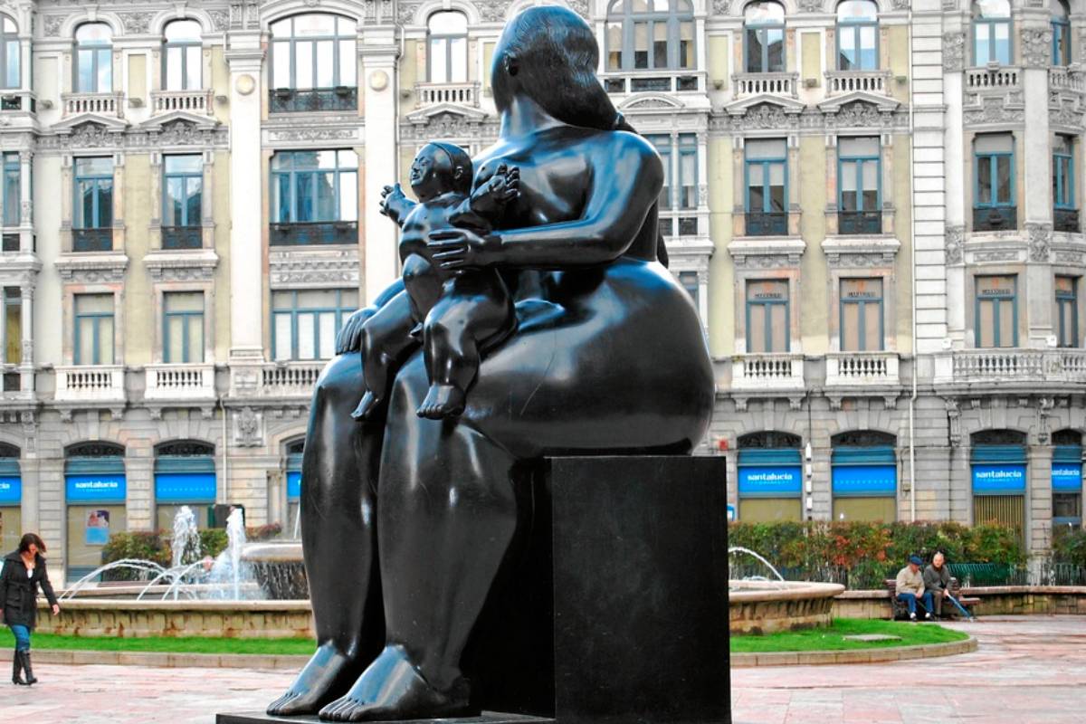 La maternidad, escultura de Fernando Botero, en Oviedo.